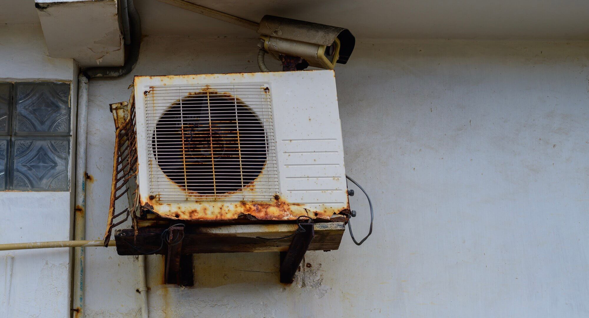 rust-air-conditioner-machine-outdoor-unit-mounted-QWHAHD3.jpg